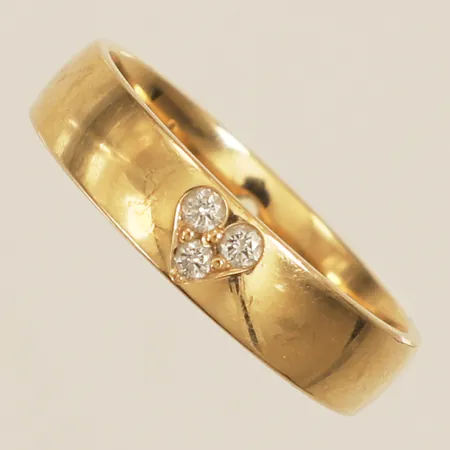 Ring med diamanter totalt: 0,11ct enligt gravyr stl:19¼, bredd 5,1mm personlig gravyr 18K Vikt: 6,2 g