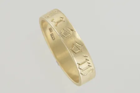 Ring stl:21 bredd 5 mm graverad 18K  Vikt: 6,2 g