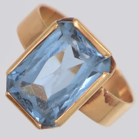 Ring med syntetisk spinell, defekt, kraftigt slitage, gravyr, 14K Vikt: 5,5 g
