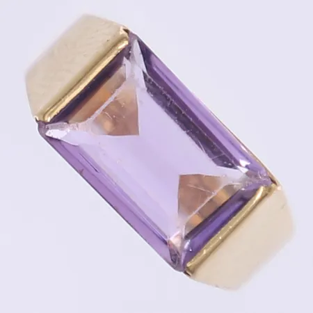 Ring med lila sten stl:17¼, bredd 3-8mm, svenska stämplar, ojämn skena, 18K, Bruttovikt: 3,9g Vikt: 3,9 g