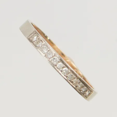Ring med diamanter 12x ca 0,01ct, stl:19 bredd 2mm gravyr 18K 2,4g.