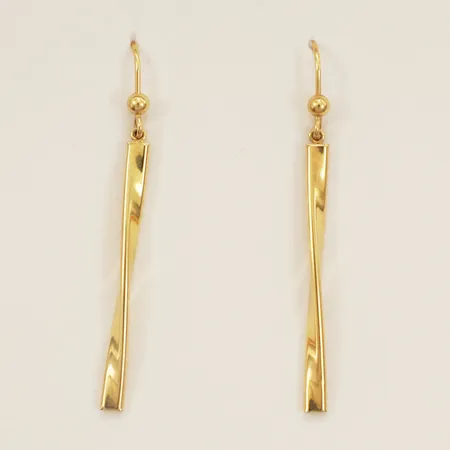 Ett par örhängen längd 47,5mm bredd 3,0mm GHA 18K Vikt: 1,4 g