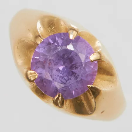 Ring med en syntetisk färgväxlande safir stl:16½, bredd 2-10mm, skev skena, skadad klo, 14K Vikt: 3,6g Vikt: 3,6 g