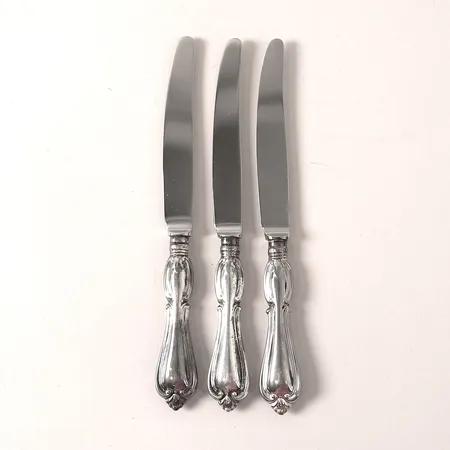 Tre förrättsknivar modell Olga, längd 18cm, blad i rostfritt stål, Guldsmedsaktiebolaget, silver 830/1000 Vikt: 138,9 g