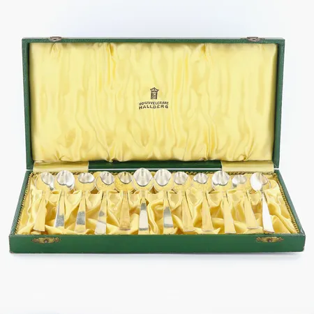 12 Teskedar Rosenholm längd: 10,8cm, etui,, bucklor, 830/1000 silver Vikt: 147,2 g