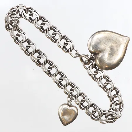 Armband Bismarck med berlocker, längd 18cm, bredd 8,6mm, berlock längd 15,9-27,3mm, bredd12,4-25mm, 830/1000 silver. Vikt: 17,8 g