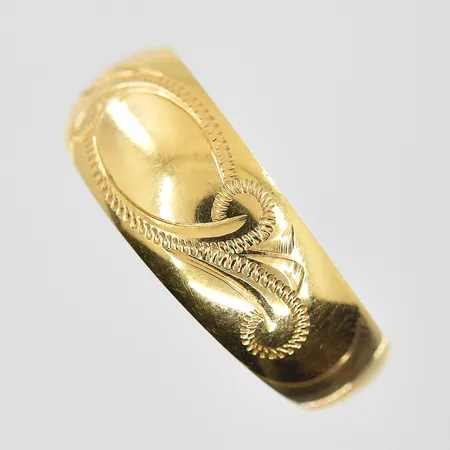 Ring stl:18½ bredd 5mm, gravyr, 18K. Vikt: 4,5 g