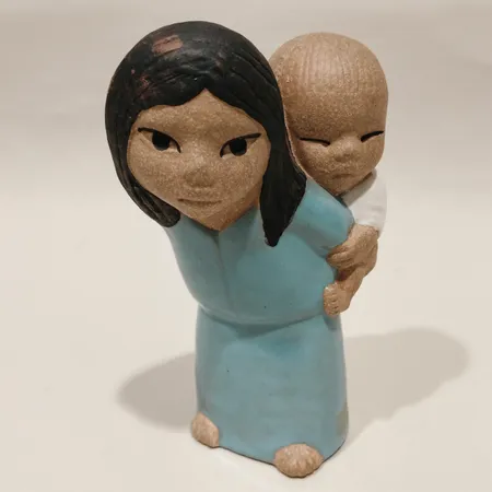 Figurin Öst ur serien All världens barn formgivare Lisa Larson Gustavsberg höjd 13cm stengods krackeleringar stämplad åldersbetingat slitage saknar etikett