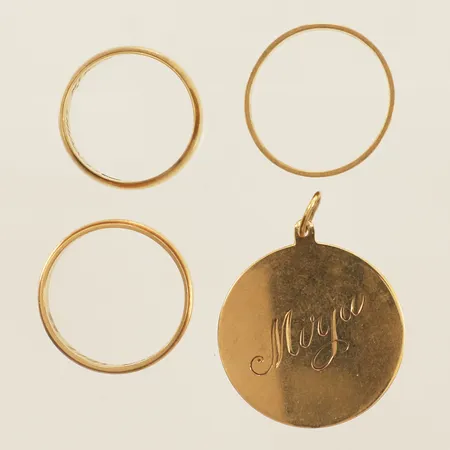Diverse guld hänge samt tre ringar stl:17-18¾ gravyr repor 18K Vikt: 15,9 g