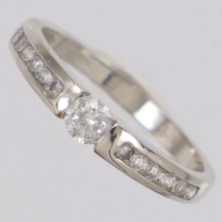 Ring med stenar stl:17¼, bredd 11,7mm, ostämplad, 18K  Vikt: 5,7 g