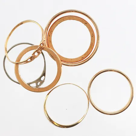 Diverse ringar, defekter, ojämnheter, gravyrer, stenar, 18K. Vikt: 26,3 g