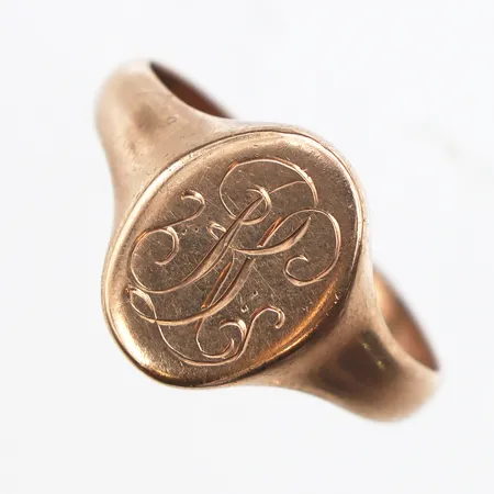 Klackring med monogramgravyr, stl:20, bredd 2,4-14,1mm, 8K. Vikt: 3,6 g