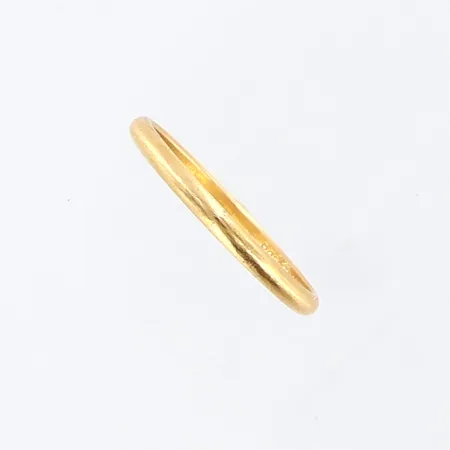 Ring slät stl: 18¾ bredd: 2mm 18K Vikt: 1,8 g