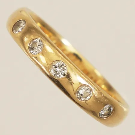Ring med diamanter 5xca0,04ct stl:17¾ bredd 3,7mm personlig gravyr 18K Vikt: 4,6 g