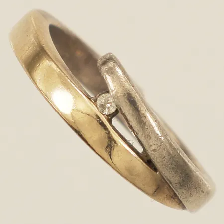 Ring med diamant 1xca0,02ct stl:17¾ bredd 6,8mm GHA delvis förgyllt silver 925/1000 Vikt: 4,5 g