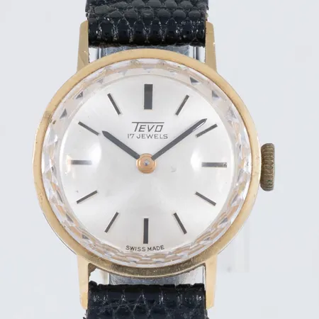 Helguldsur Tissot i vitguld boett 15 x 17,5 mm ställbar längd 17 / 18 cm. Manuellt urverk, safirglas, bandbredd 5,8 mm. 18K bruttovikt 23,3g.