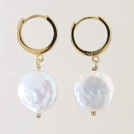 Örhängen Safira med vita stenar samt odlade sötvattenpärlor Ø14,3mm längd 30mm bredd 1,6mm förgyllt silver 925/1000 Vikt: 4,9 g