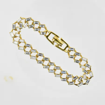 Armband med vita stenar längd 17½cm, bredd 10mm, gulmetall.