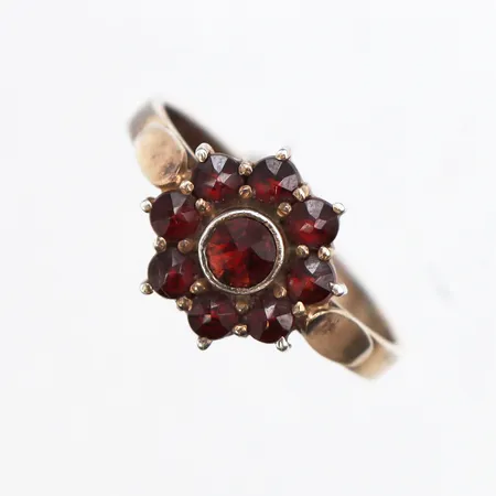 Ring med granater, stl:16, bredd 1,9-10mm, något skev skena, 830/1000 silver. Vikt: 2 g