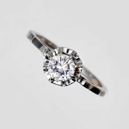 Ring med diamant 1x0,63ct TW(F-G)/VVS , defekt skena 14K Vikt: 2,9 g