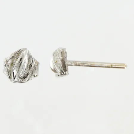Örhängen Guldfynd 8x5mm vit/gulguld 18K.  Vikt: 1,6 g