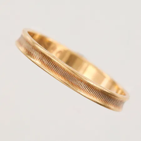Ring med mönsterdekor, gravyr, stl: 19¼, 18K guld Vikt: 2,2 g