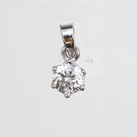 Hänge med vit sten, Ø5,3mm, längd 11,9mm, 925/1000 silver. Vikt: 0,7 g