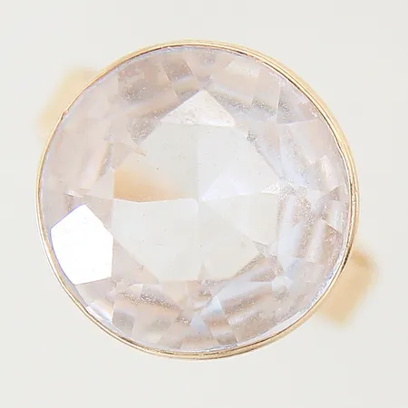 Ring med lila sten stl:17½ bredd 3,6-14mm gravyr, repig sten 18K  Vikt: 6,7 g