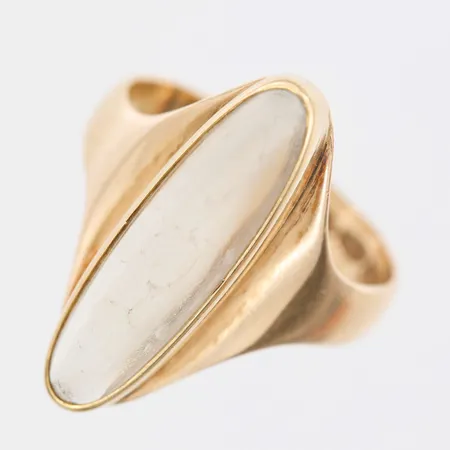 Ring med vit sten stl:19½, bredd 4-25mm, Finland, slitage på sten, 18K Vikt: 5,6 g
