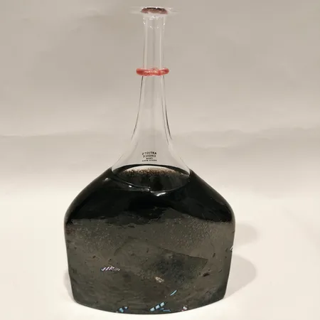 Vas/ flaska Satellite Bertil Vallien Kosta Boda Artist Collection höjd ca 30cm bredd ca 17,5cm signerad modellnr: 7080525 etikettmärkt