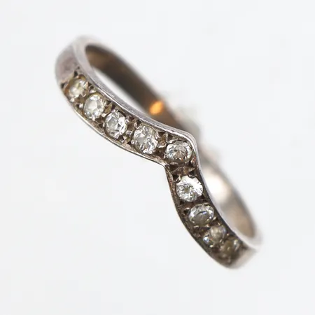 Ring med vita stenar, stl:17, bredd 1,9-2,7mm, 925/1000 silver. Vikt: 1,5 g