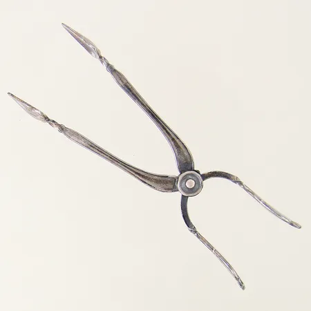 Sockertång längd 12,5cm gravyr silver 813/1000 Vikt: 26 g