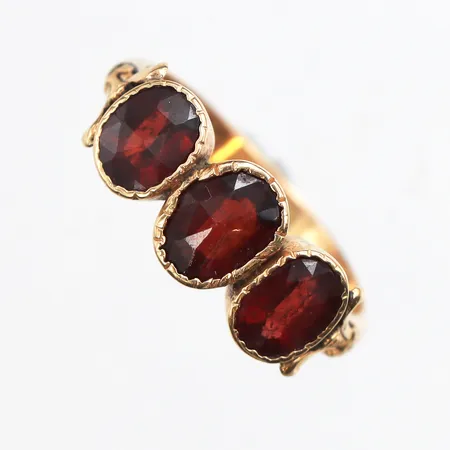 Ring med granater, C.G. Hallberg 1943, stl:17, bredd 2,3-7,5mm, 18K. Vikt: 3,5 g