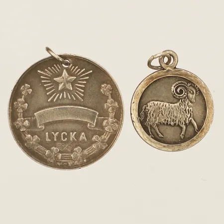 Två hängen längd inkl ögla 21,0-23,7mm Ø15,2-21,0mm silver 830-835/1000 Vikt: 6,8 g
