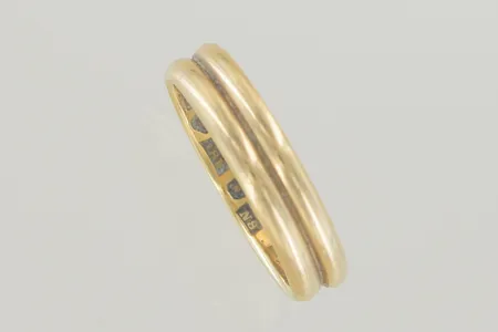 Ring stl:20¼ bredd 5 mm, graverad 18K Vikt: 6,6 g