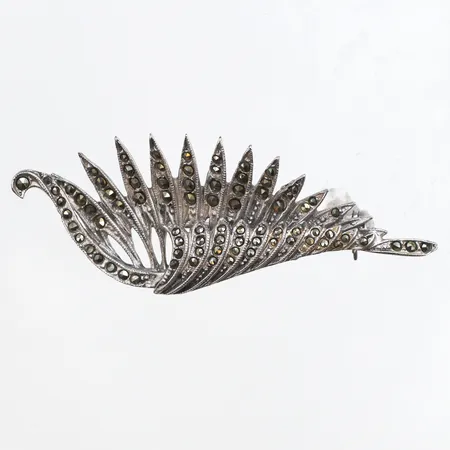 Brosch med markasiter, längd 2,1-20,5mm, bredd 54,5mm, 925/1000 silver. Vikt: 6,6 g