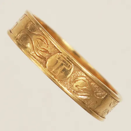 Ring med dekor stl:22¼ bredd 5,8mm 18K Vikt: 7,4 g
