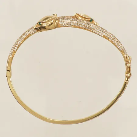 Armring med gröna samt vita stenar Ø5,5cm bredd 13,7mm öppningsbar defekt lås 14K Vikt: 10,4 g