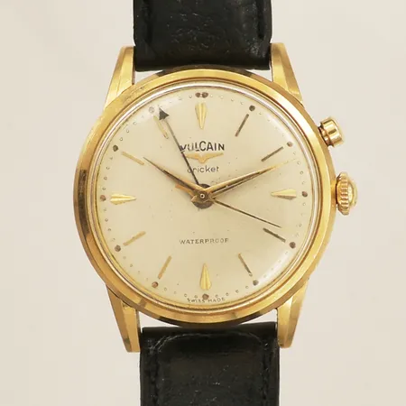 Herrur Vulcain Cricket 18K manuell Ø34mm referensnummer:300004 serienummer:29954 alarmmekanism läderband ej original bygellås i stål repigt glas repor 18K Vikt: 46,7 g
