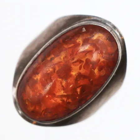 Ring med bärnsten, stl:16, bredd 3,7-24,4mm, 835/1000 silver. Vikt: 5,8 g