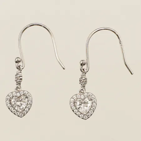 Ett par örhängen med vita stenar, längd 30mm bredd 7,8mm silver 925/1000 Vikt: 1,6 g