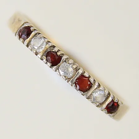 Ring med vit sten stl:17¼ bredd 2,3 - 4,2mm något skev silver 925/1000 Vikt: 1,4 g