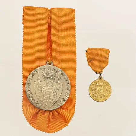 Två mynt delvis förgyllt gravyr tyg silver 830/1000 Vikt: 18,8 g