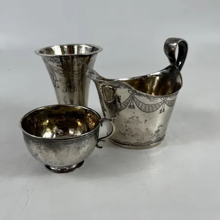 Diverse silver, 3 delar, höjd 3,5-7,3cm, bredd 5,4-10,1cm, gravyrer, monogram, 830/1000 silver.  Vikt: 102 g