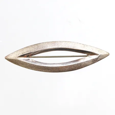 Brosch, matt/hamrad yta, längd 61,3mm, bredd 3,9-18,2mm, 925/1000 silver. Vikt: 10,8 g