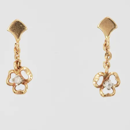 Ett par örhängen med vita stenar längd ca 13mm bredd ca 4-6mm 18K Vikt: 1,3 g