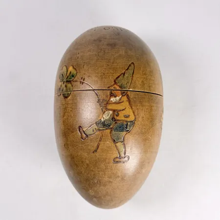 Påskägg i svarvat trä, bränd och målad dekor av tomtar samt text "Sol om våren - Fröjol på påsken", höjd 18cm, Ø10cm Skickas med paket.
