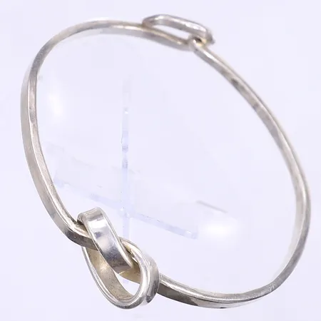 Armring öppningsbar med knut Ø61mm bredd 4-13mm, tillv. OLLE, silver 925/1000 Vikt: 19,1 g