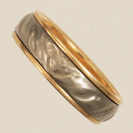 Ring med rörlig mittdel i monel stl:19½, bredd 6,4mm gravyr 18K  Vikt: 6,3 g
