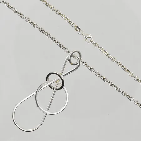 Kedja med hänge Efva Attling Orchid, längd 49½cm, länkens bredd 3mm, hängets längd 60mm, etui, silver 925/1000. Vikt: 16,8 g